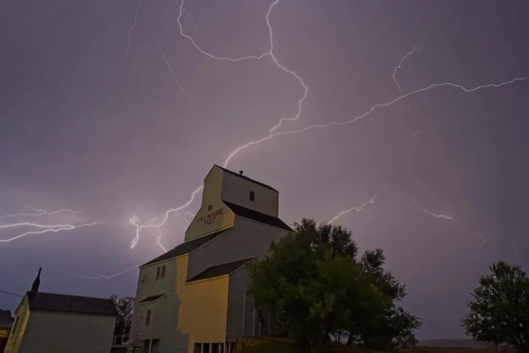 Val Marie Heritage Grain Elevator Lightning Storm 1024x684.jpg 768x513
